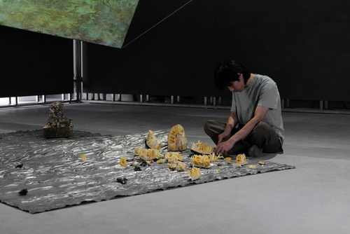 《石、藤壶、核》，于吉，2022年。由爱彼当代艺术创作项目（Audemars Piguet Contemporary）委托创作。©图片由艺术家、赛迪HQ画廊、马凌画廊、爱彼共同版权所有_3.jpg