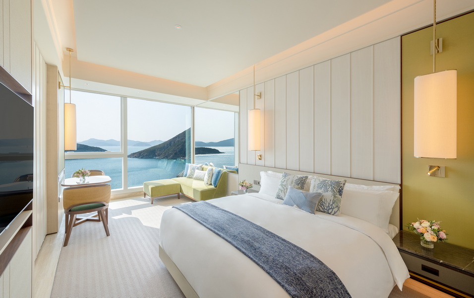 Oceanfront Room with 1 King Bed_1.jpg