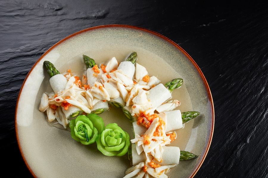 Braised asparagus and bamboo shoot topped with crab meat and crab roe 珊瑚映窗纱.jpg