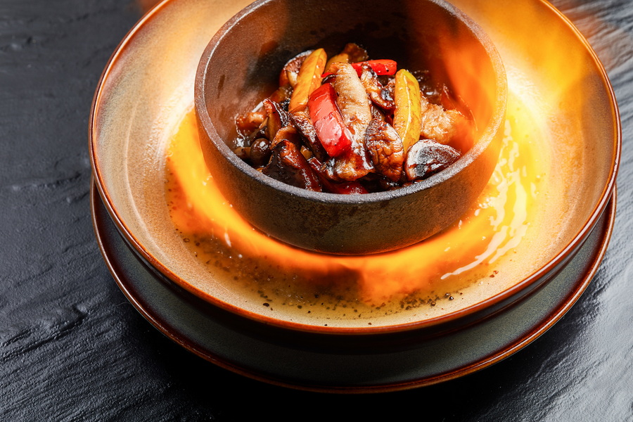 Braised Kurobuta pork with red wine and black pepper 红酒火焰黑豚肉.jpg