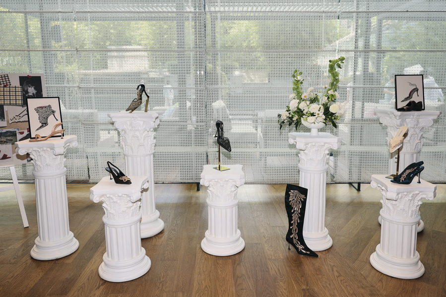 MANOLO BLAHNIK 2025秋冬系列，呈现前卫设计与匠心工艺