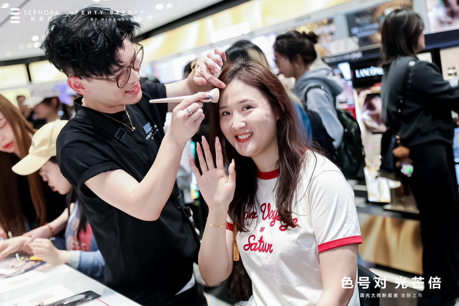 10 消费者现场体验丝芙兰独家FENTY BEAUTY底妆定制服务.jpg