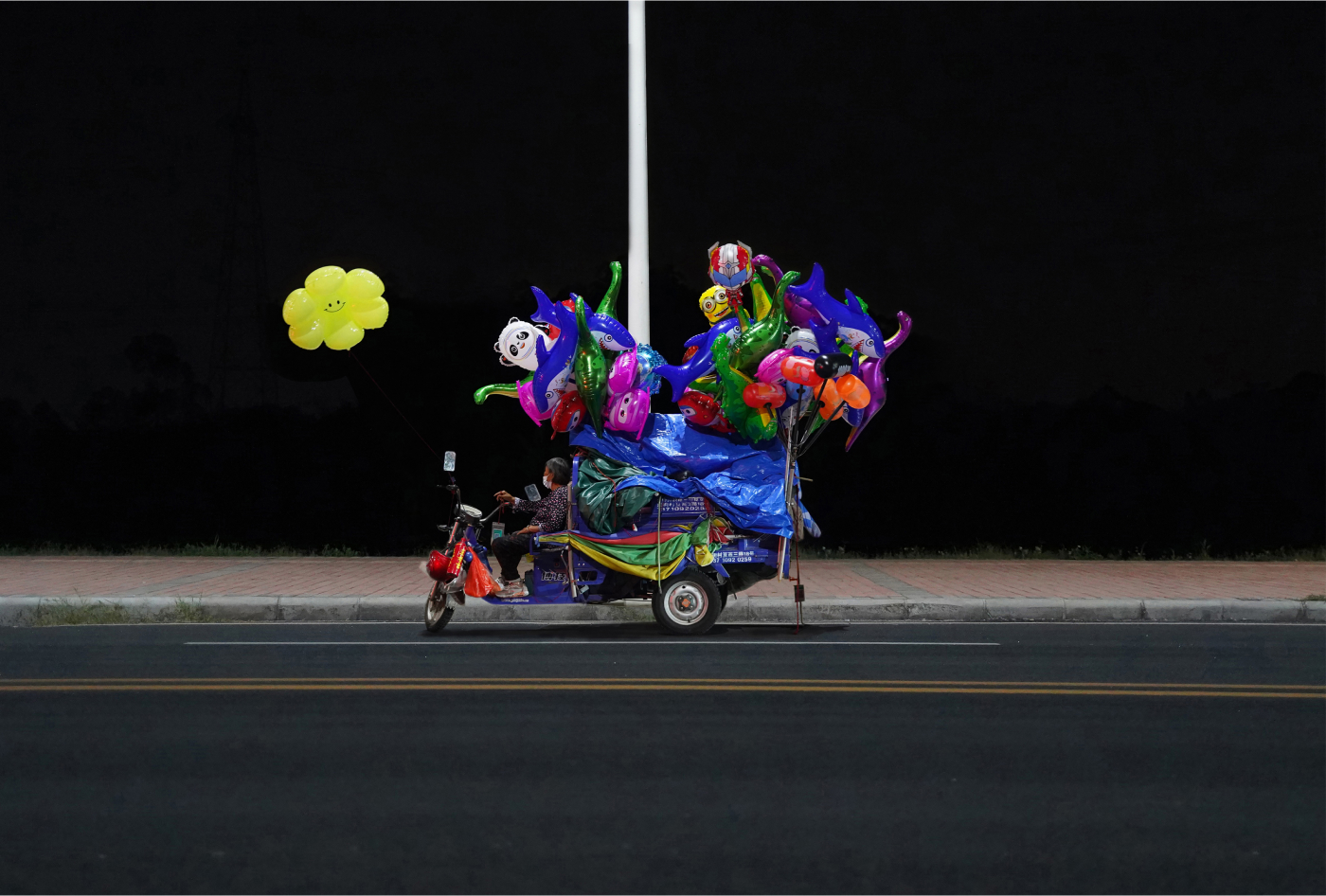 卖气球的人, The Balloon Seller, 2023, ©️闫家成 Yan Jiacheng.jpg