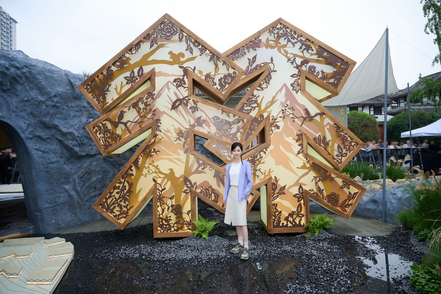 品牌代言人刘诗诗打卡可隆「咬山集」品牌小树logo区.jpg