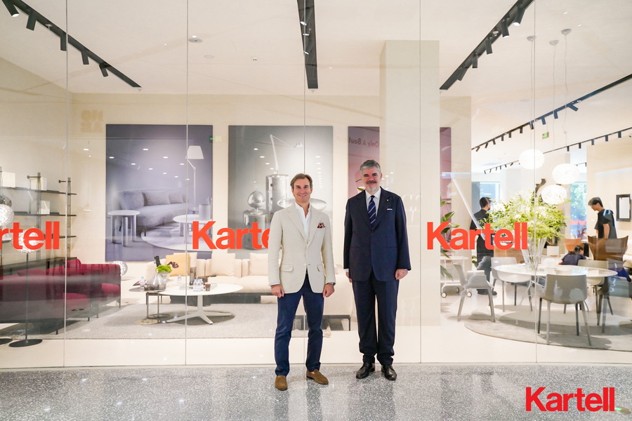 Kartell全球商务总监Federico Luti（左）与意大利驻华大使 H.E. Massimo Ambrosetti 安博思阁下.JPG