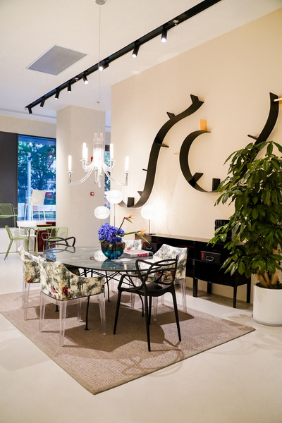 Glossy餐桌、Bookworm书架、Khan吊灯.JPG