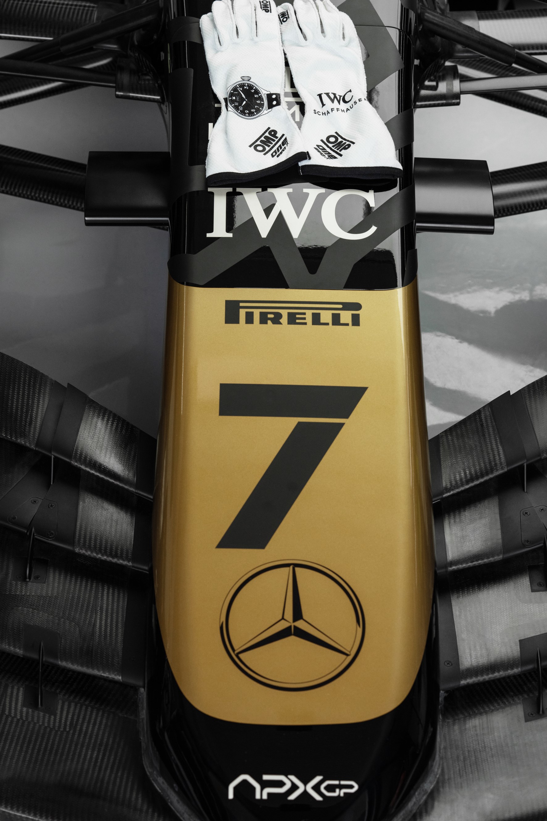 4. IWC万国表出现在APXGP赛车前翼以及车队周边中 a.jpg