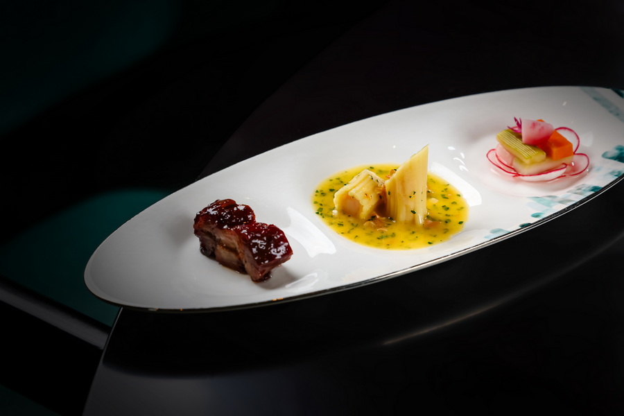 御苑招牌叉烧, 意式虾卷蛤蜊汁, 自制泡菜 Royal Court Char Siu, Shrimp Cannelloni with Clam Jus, House-Made Pickled Vegetables (2).jpg