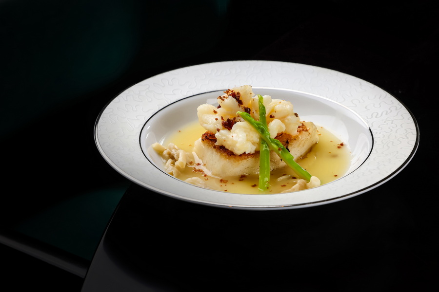 香煎南极犬牙鱼配高汤烩龙虾球 Pan-Seared Antarctic Toothfish with Lobster in Consommé (2).jpg