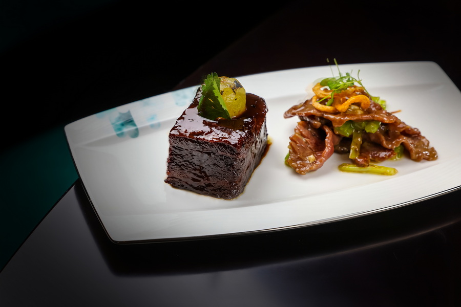马陆葡萄慢煨澳洲和牛肋排与白兰地爆潮汕吊龙 Braised Australian Wagyu Short Rib with Malu Grape and Stir-Fried Chaoshan Beef Tenderloin Flambéed with X.O. (2).jpg