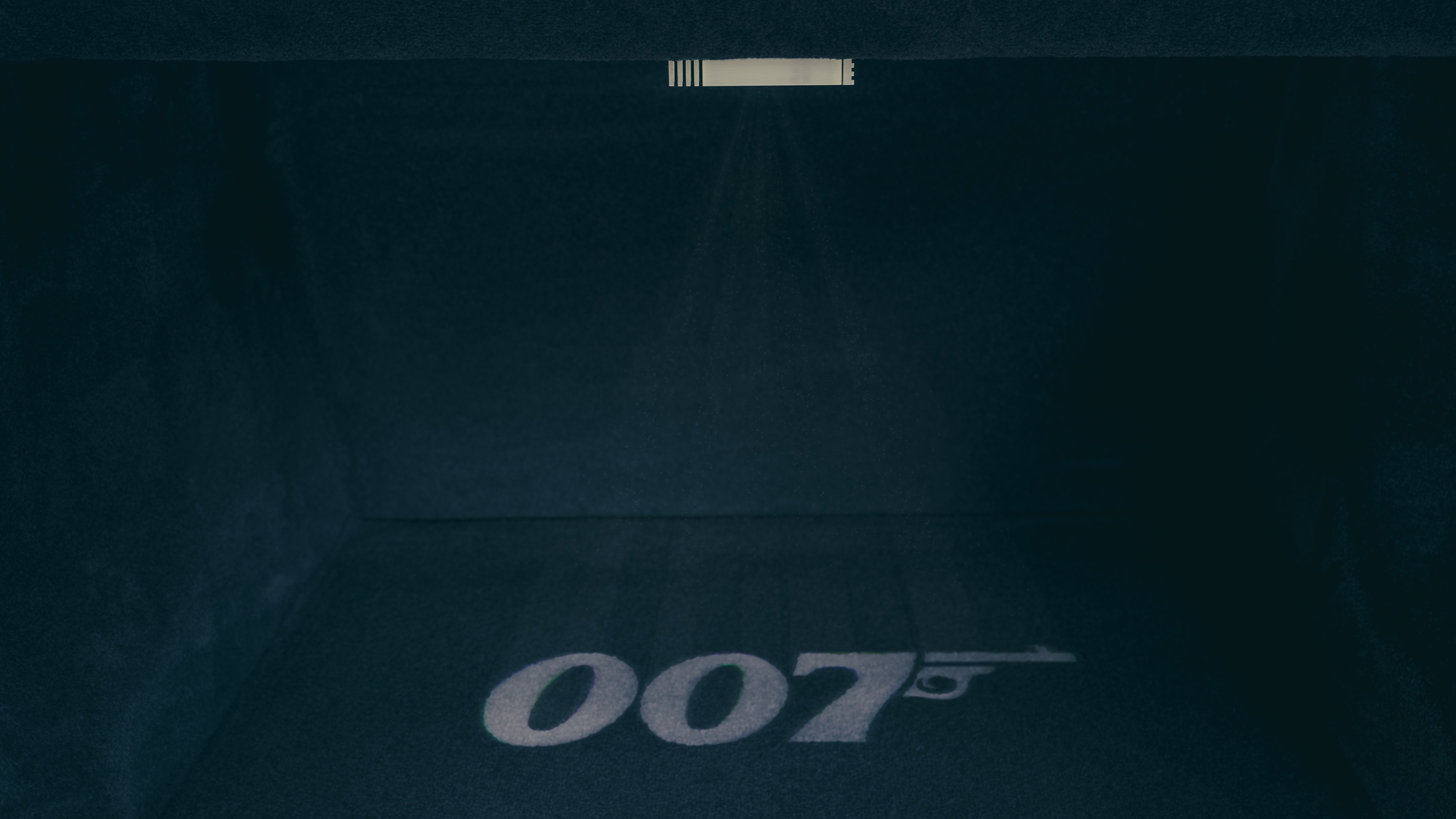 18 RRP - 后备厢007标志投影.jpg