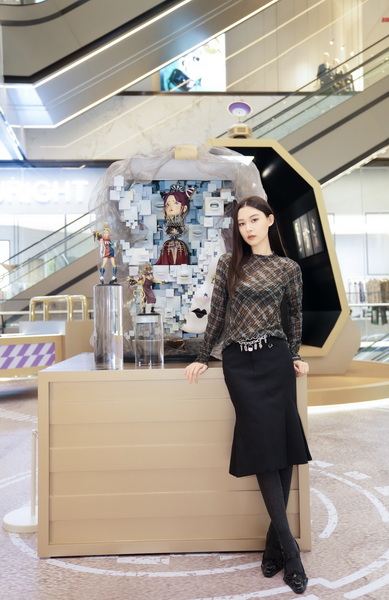 艺术家陈嫣冉于《玩心觉醒 重启世界》展览现场 4.jpg