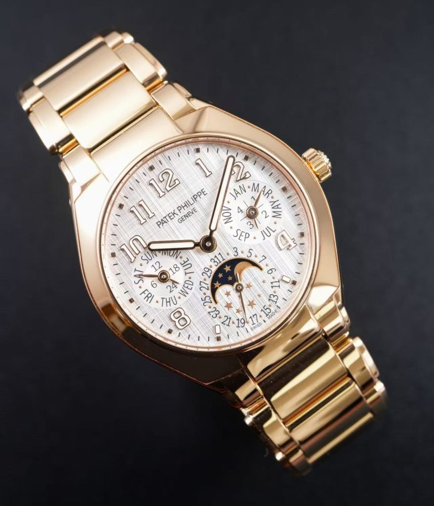 首款无镶嵌宝石圆形复杂功能的Twenty~4