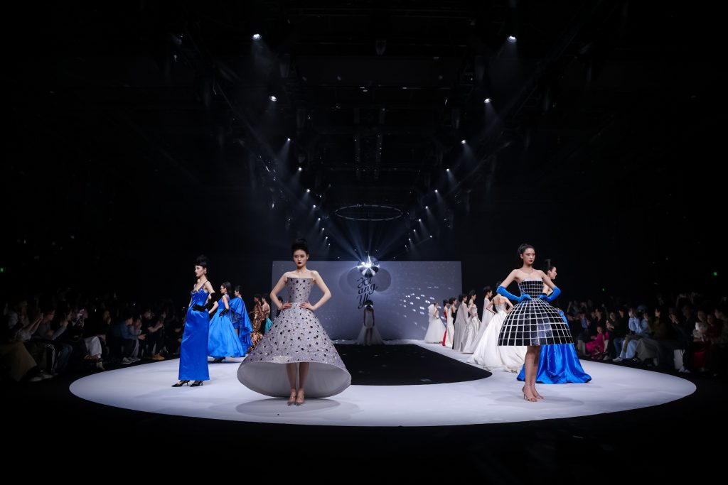 设计师向逸携XIANG YI 2026秋冬系列登陆上海时装周