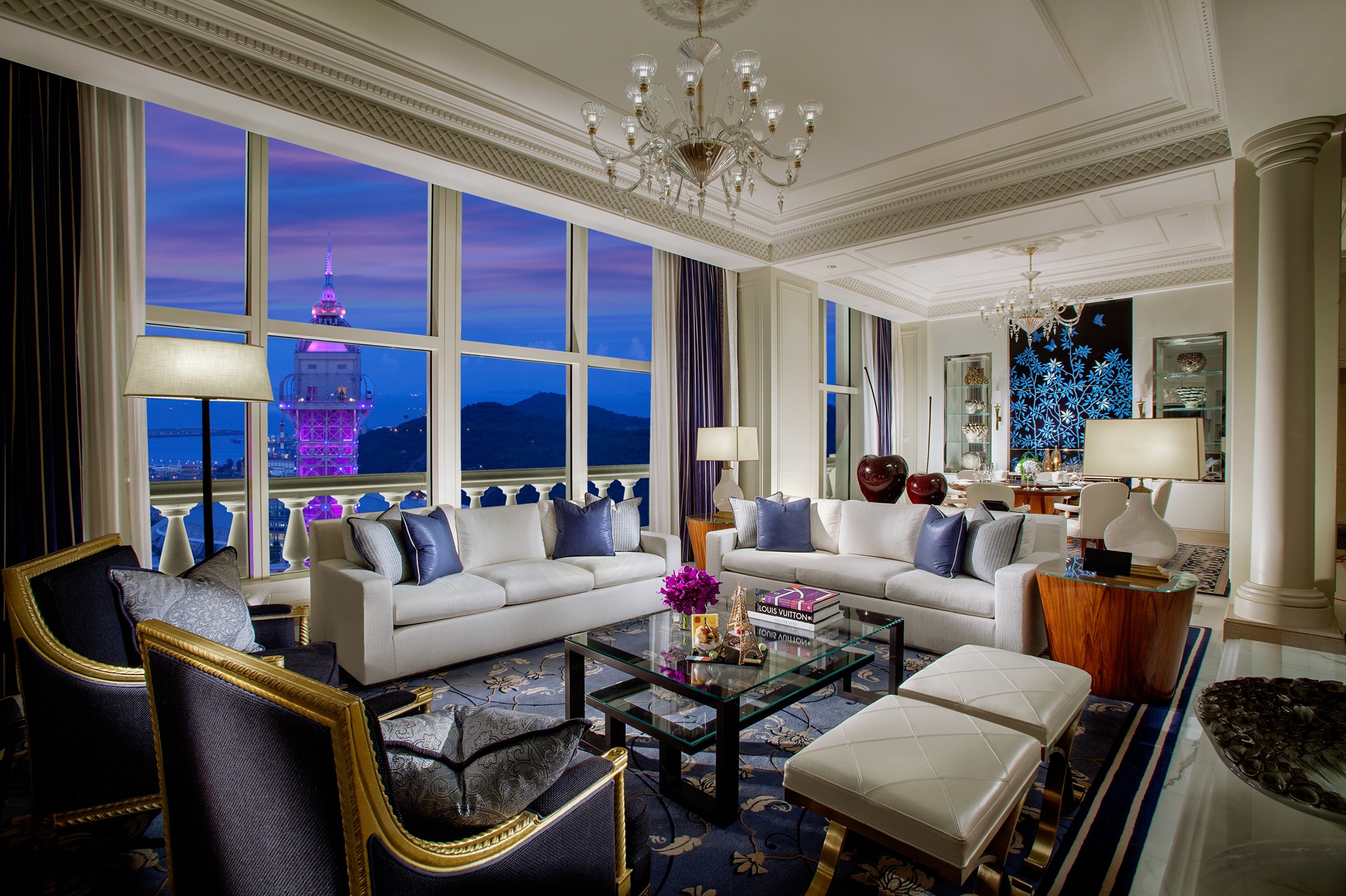 巴黎人御匾峰 – 凡尔赛王室套房.jpg