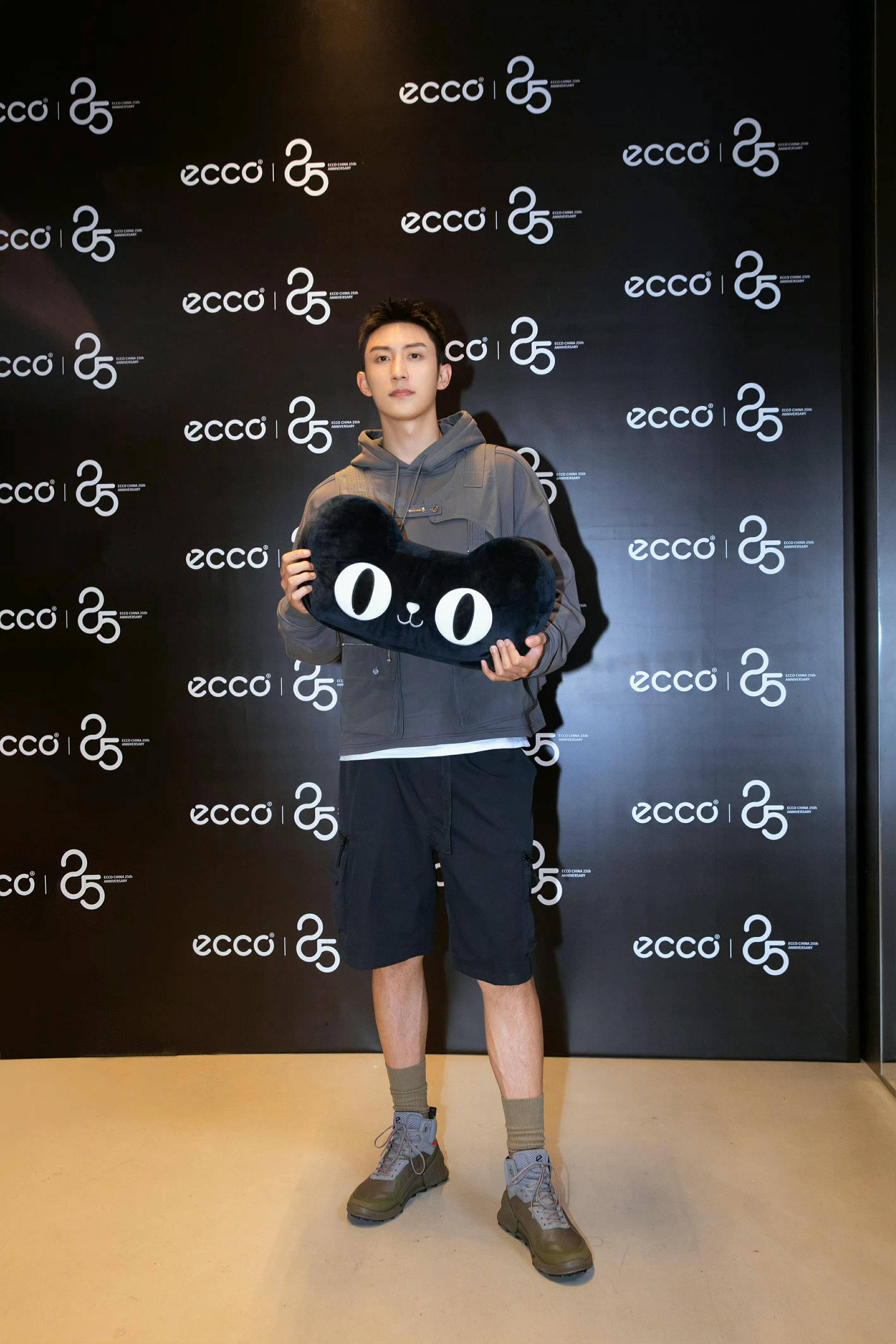ECCO品牌代言人黄景瑜上身ECCO最新 BIOM 2.1 x MOUNTAIN健步2.1山地男鞋系列~1.jpg